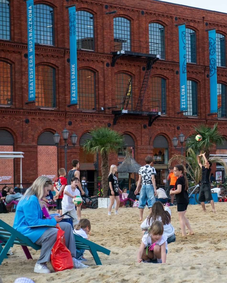 Łódź. Manufaktura otwiera sezon letni! Na rynku pojawiła się piaszczysta plaża
