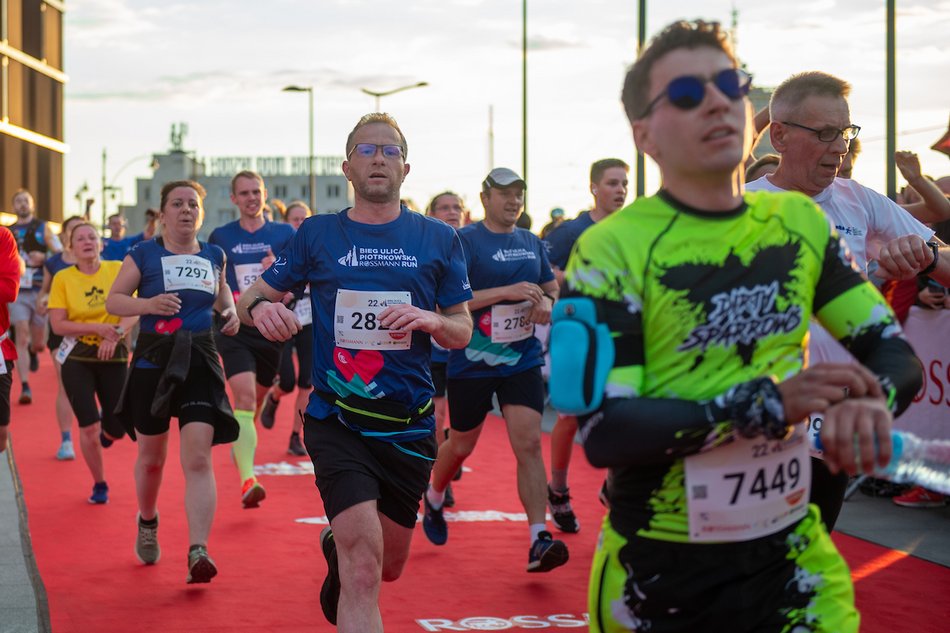 Łódź. Bieg Ulicą Piotrkowską Rossmann Run 2025 wystartował! Walka o życiowe rekordy