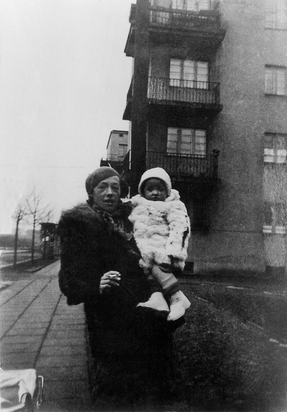 Katarzyna Kobro z córką Niką - osiedle Mireckiego zimą 1937/1938 r. .fot. S.Wegner. mat. Muzeum Sztuki w Łodzi