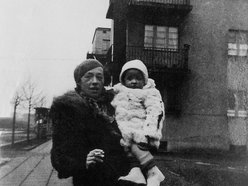 Katarzyna Kobro z córką Niką - osiedle Mireckiego zimą 1937/1938 r. .fot. S.Wegner. mat. Muzeum Sztuki w Łodzi