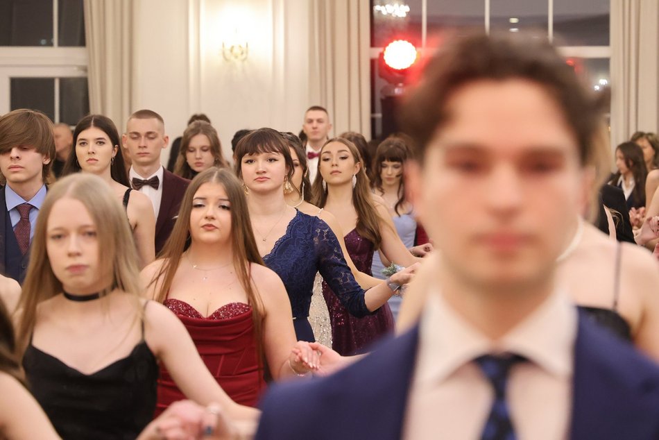 Łódź. Studniówka II LO w Łodzi. Wspaniali maturzyści świętowali w Pałacu Skotniki