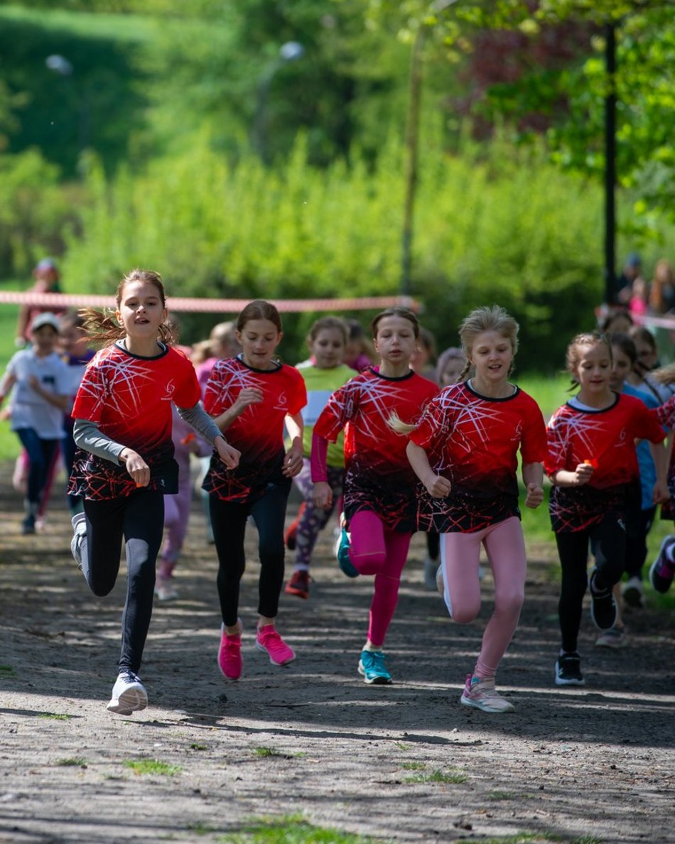 Łódź. XVII Bieg Olimpijczyków w parku Baden-Powella. Rywalizowali uczniowie szkół w Łodzi