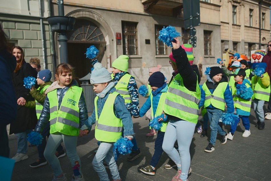 Łódź. Światowy Dzień Autyzmu. Przedszkolaki przemaszerowały Piotrkowską!