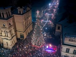 Choinka na Piotrkowskiej w Łodzi już świeci! Tłumy łodzian na placu Wolności