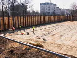 Łódź. Nowe mieszkania miejskie przy Pabianickiej w Łodzi. Palownica wjechała na plac budowy!