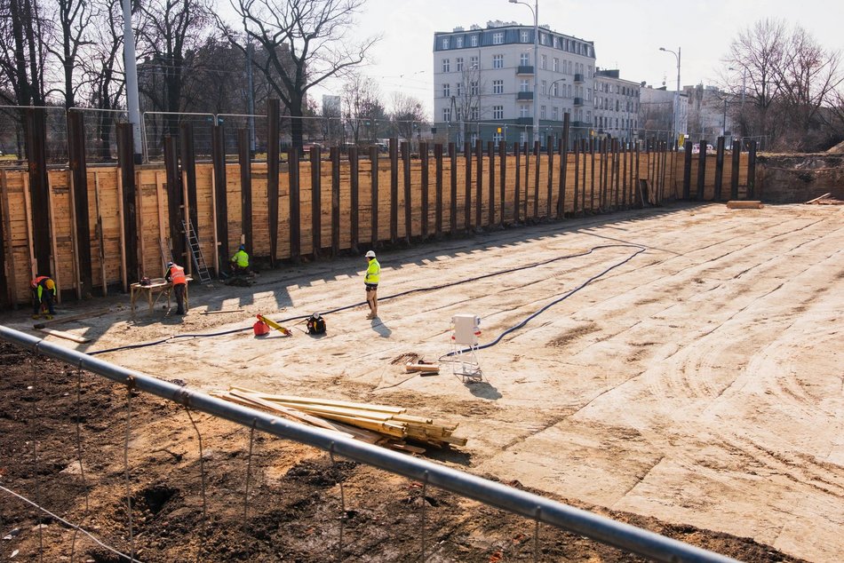Łódź. Nowe mieszkania miejskie przy Pabianickiej w Łodzi. Palownica wjechała na plac budowy!