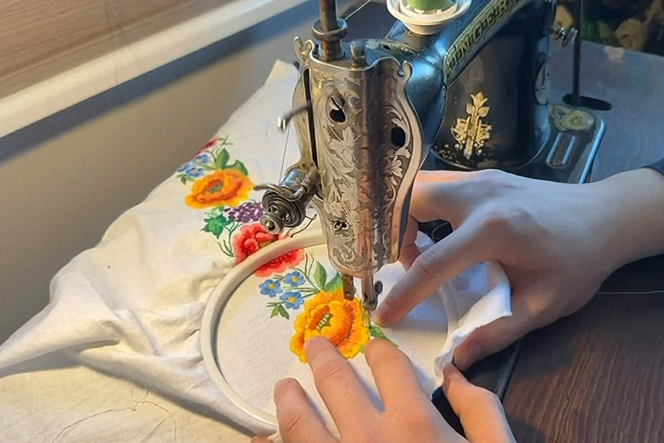 Student z Łodzi o pasji do haftowania. Piotr Pejski kocha tradycyjne rzemiosło!