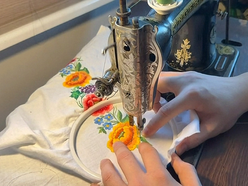 Student z Łodzi o pasji do haftowania. Piotr Pejski kocha tradycyjne rzemiosło!