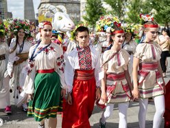Feria barw przy Piotrkowskiej. Kolorowy pochód rozpoczął 15. edycję Folkowych Inspiracji