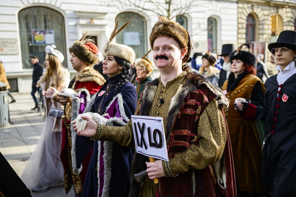 Łódź. Polonez dla Łodzi. Tłumy maturzystów zatańczyły na Piotrkowskiej. Razem z nimi łodzianie!