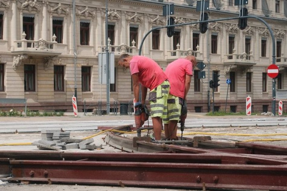 Remont torowiska na Zachodniej w Łodzi. Zobacz, jak pracują torowcy!