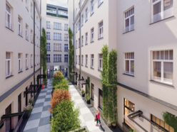 Łódź. Kamienica Siemensa w Łodzi odsłoniła elewację. Zegar, ażurowe balustrady, balkony i więcej