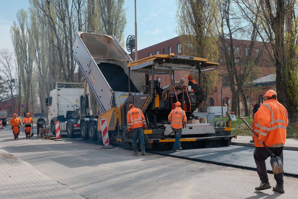 Łódź. Remont Tymienieckiego w Łodzi. Jest już nowa jezdnia i chodniki