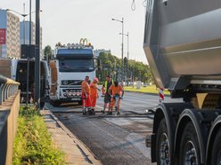 Łódź. Wieczorny remont Rokicińskiej w Łodzi. Kiedy drogowcy położą nowy asfalt?