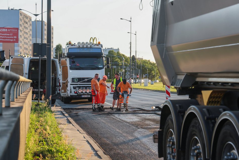 Łódź. Wieczorny remont Rokicińskiej w Łodzi. Kiedy drogowcy położą nowy asfalt?