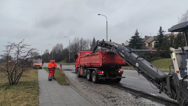 Remonty dróg w Łodzi. Ekipy robotników pracują na Maratońskiej [ZDJĘCIA]