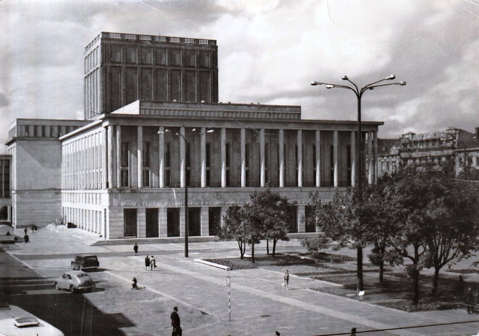 Plac Dąbrowskiego w 1967 r. Na zdjęciu Teatr Wielki