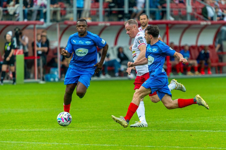 Łódź. Mecz Gwiazd w Łodzi. Na murawie Boniek, Krzynówek, Krychowiak