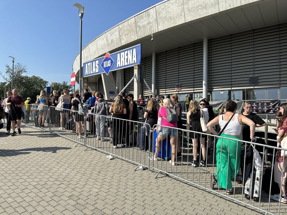 Tłumy fanek Louisa Tomlinsona przed Atlas Areną