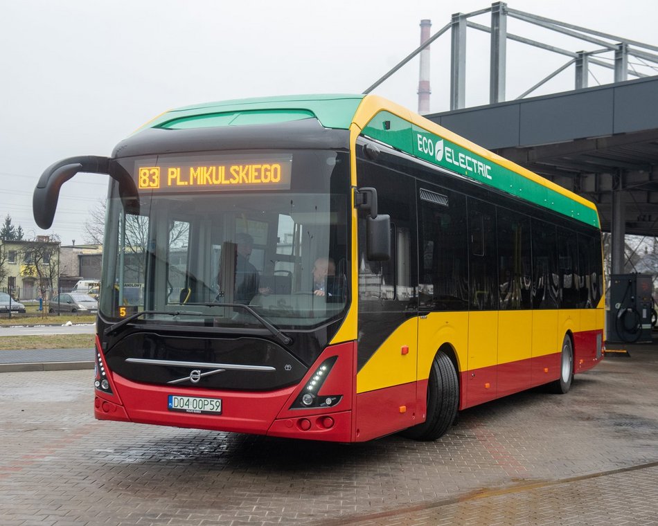 nowy autobus elektryczny w zajezdni