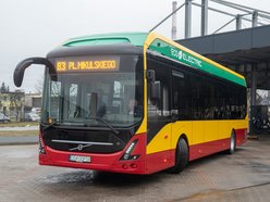 nowy autobus elektryczny w zajezdni