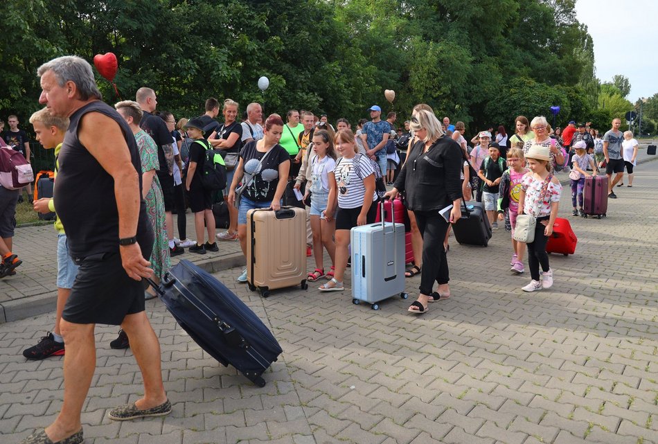 Rodzice żegnają dzieci przed wyjazdem na kolonie miejskie w Łodzi