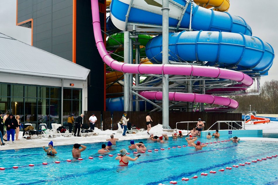 Łódź. Morsowanie w Aquaparku Fala