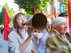 Marsz robotników podczas festiwalu REwolucja w Łodzi. Inscenizacja aktorów Teatru Chorea
