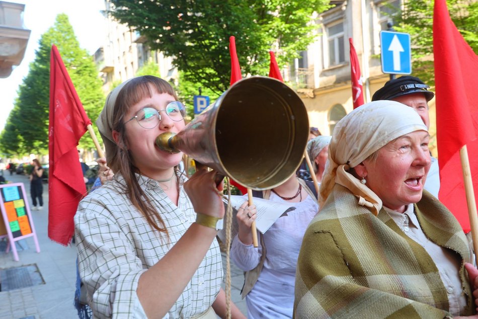 Marsz robotników podczas festiwalu REwolucja w Łodzi. Inscenizacja aktorów Teatru Chorea