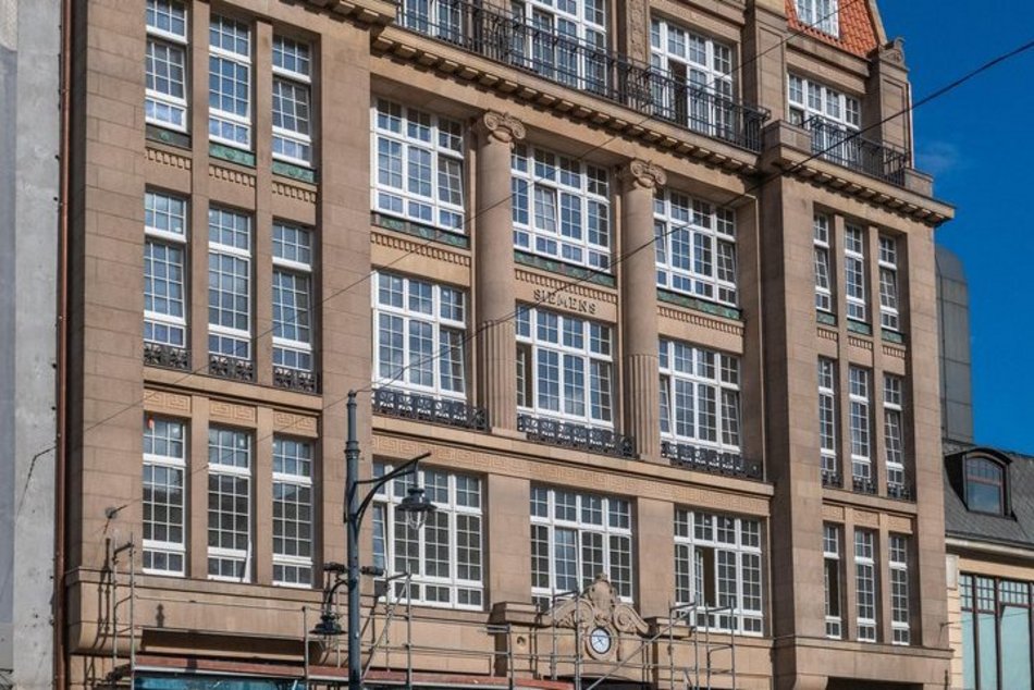 Łódź. Kamienica Siemensa w Łodzi odsłoniła elewację. Zegar, ażurowe balustrady, balkony i więcej