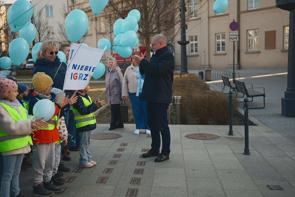 Łódź. Światowy Dzień Autyzmu. Przedszkolaki przemaszerowały Piotrkowską!