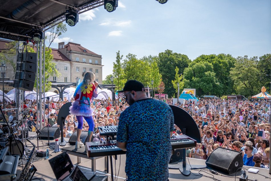 Łódź. Miejski Dzień Dziecka 2025 w Łodzi. Majka Jeżowska, dmuchańce i pokazy [ZDJĘCIA]