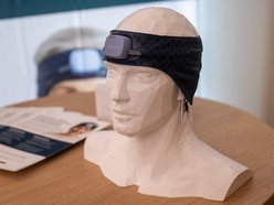 Łódź. Głowa manekina z opaską