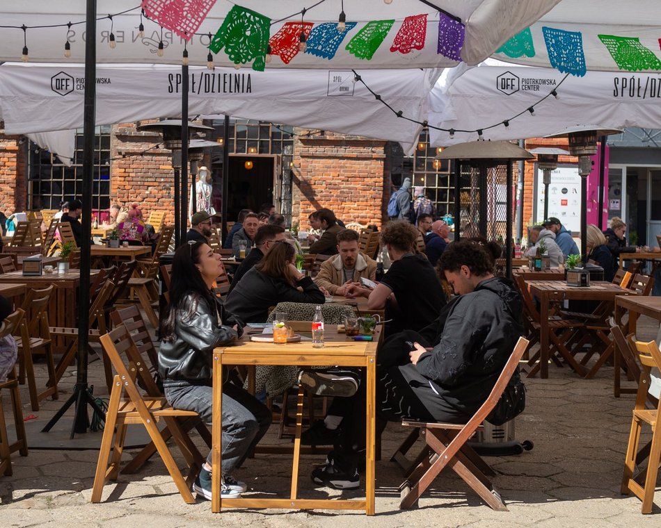 Łódź. Tłumy łodzian w ogródkach na Piotrkowskiej. Tam już czuć majówkę! [ZDJĘCIA]