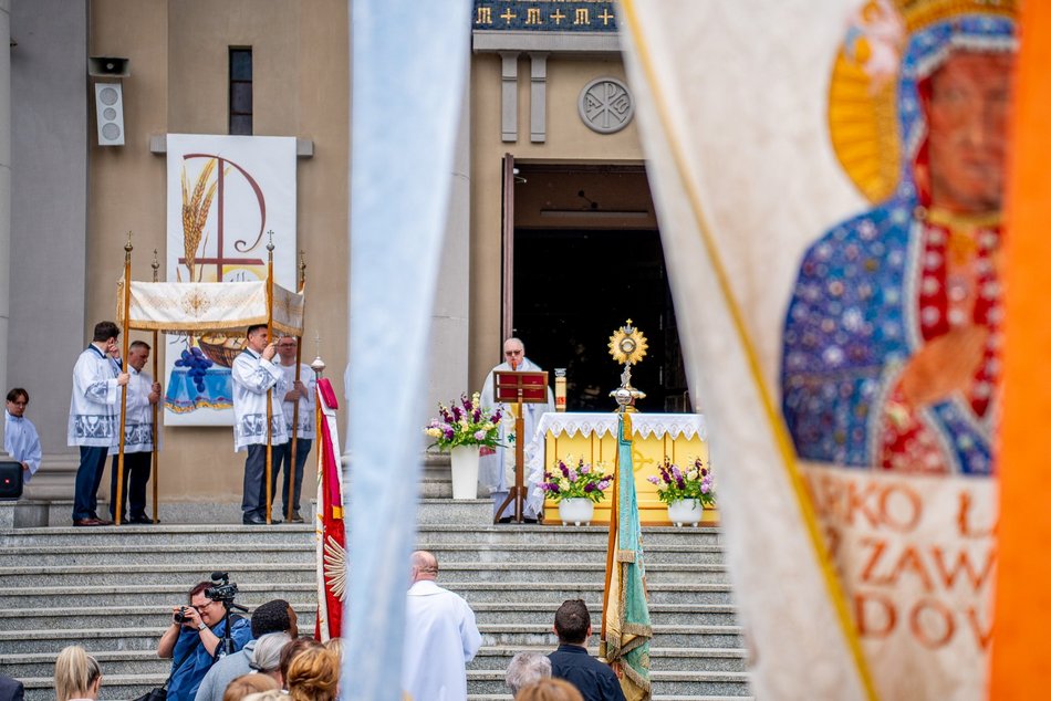 Łódź. Boże Ciało w Łodzi. Procesja z kościoła Matki Boskiej Zwycięskiej przeszła ulicami miasta