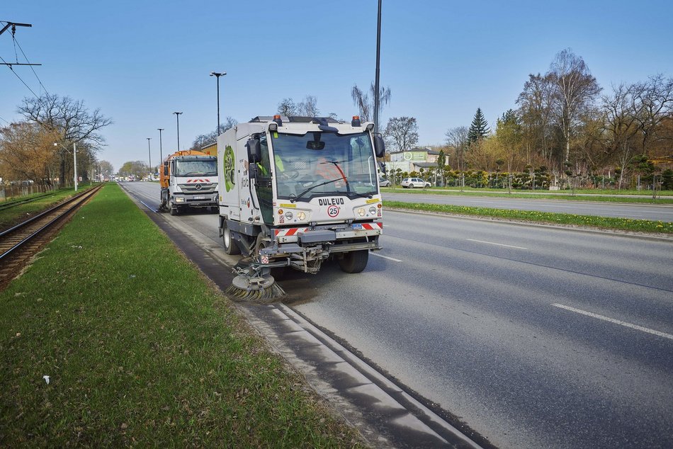 Łódź. Wiosenne sprzątanie Łodzi. Prace m.in. na Aleksandrowskiej, Tatrzańskiej i Kasprzaka