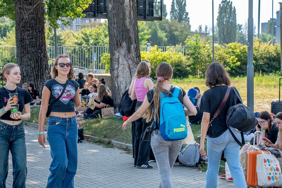 Tłumy fanek Louisa Tomlinsona przed Atlas Areną