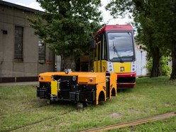 MPK Łódź ma nowy pojazd do zadań specjalnych! To ciągnik do przestawiania tramwajów