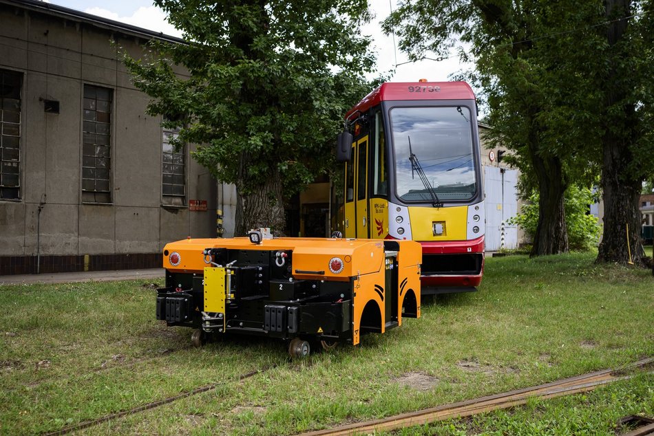 MPK Łódź ma nowy pojazd do zadań specjalnych! To ciągnik do przestawiania tramwajów