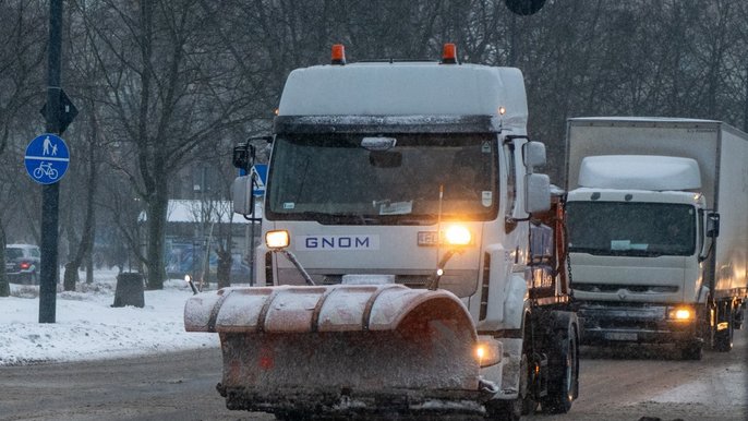 Na ulice Łodzi wyjeżdża 81 pługów. Prognozowany marznący deszcz i gołoledź