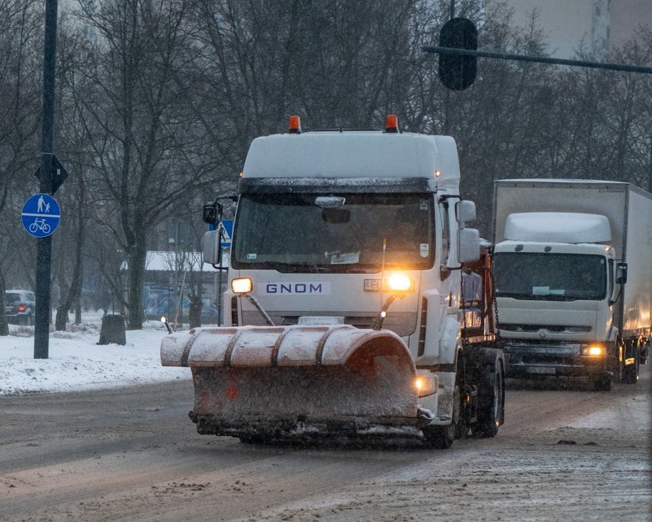 Na ulice Łodzi wyjeżdża 81 pługów. Prognozowany marznący deszcz i gołoledź