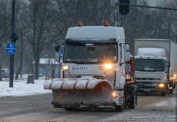 Na ulice Łodzi wyjeżdża 81 pługów. Prognozowany marznący deszcz i gołoledź