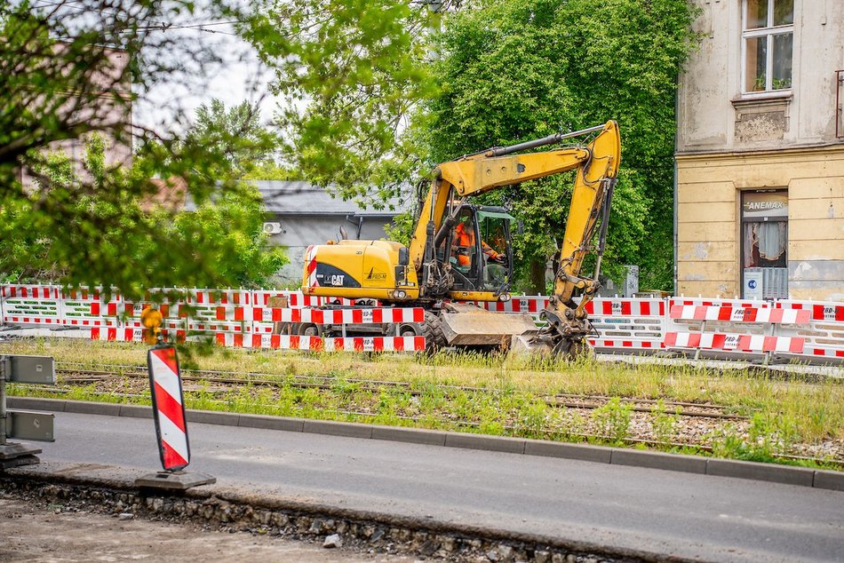 Łódź. Remont Pabianickiej nie zwalnia tempa. Nowe krawężniki, chodnik i nawierzchnia