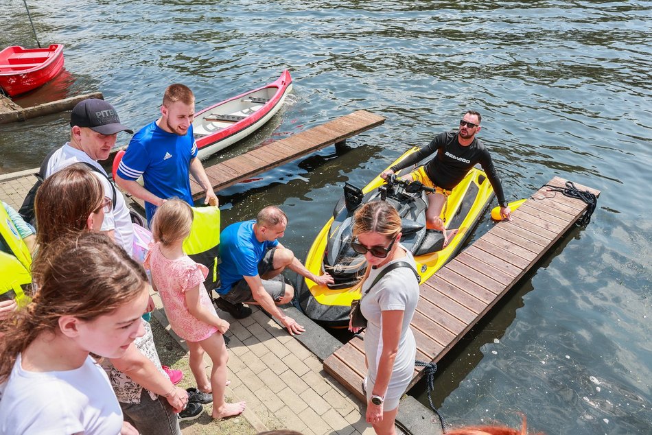 Łódź. Dzień Dziecka w parku na Młynku w Łodzi. Dmuchańce, alpaki i skutery wodne
