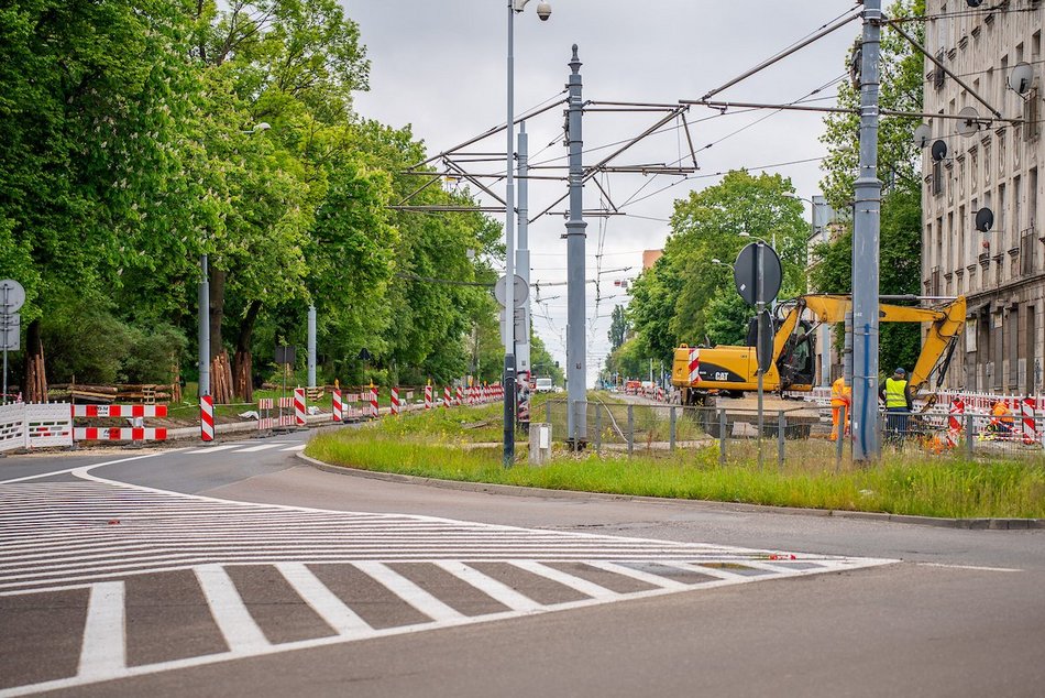 Łódź. Remont Pabianickiej nie zwalnia tempa. Nowe krawężniki, chodnik i nawierzchnia