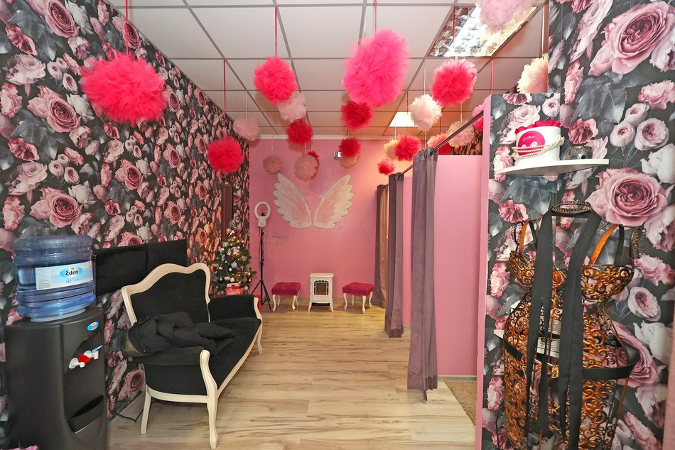 wnętrze sklepu z ubraniami