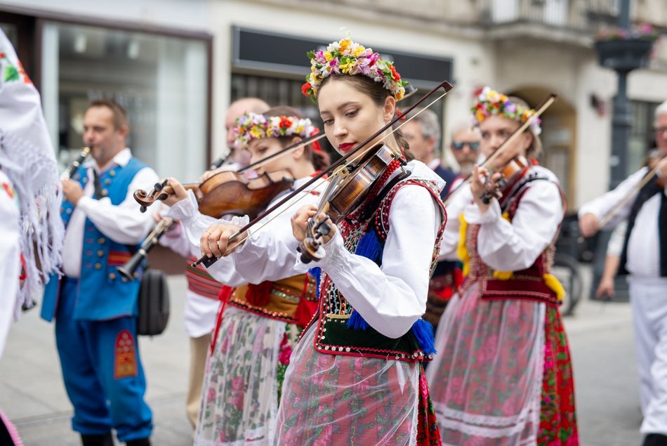 ludzie w strojach folkowych na ulicy