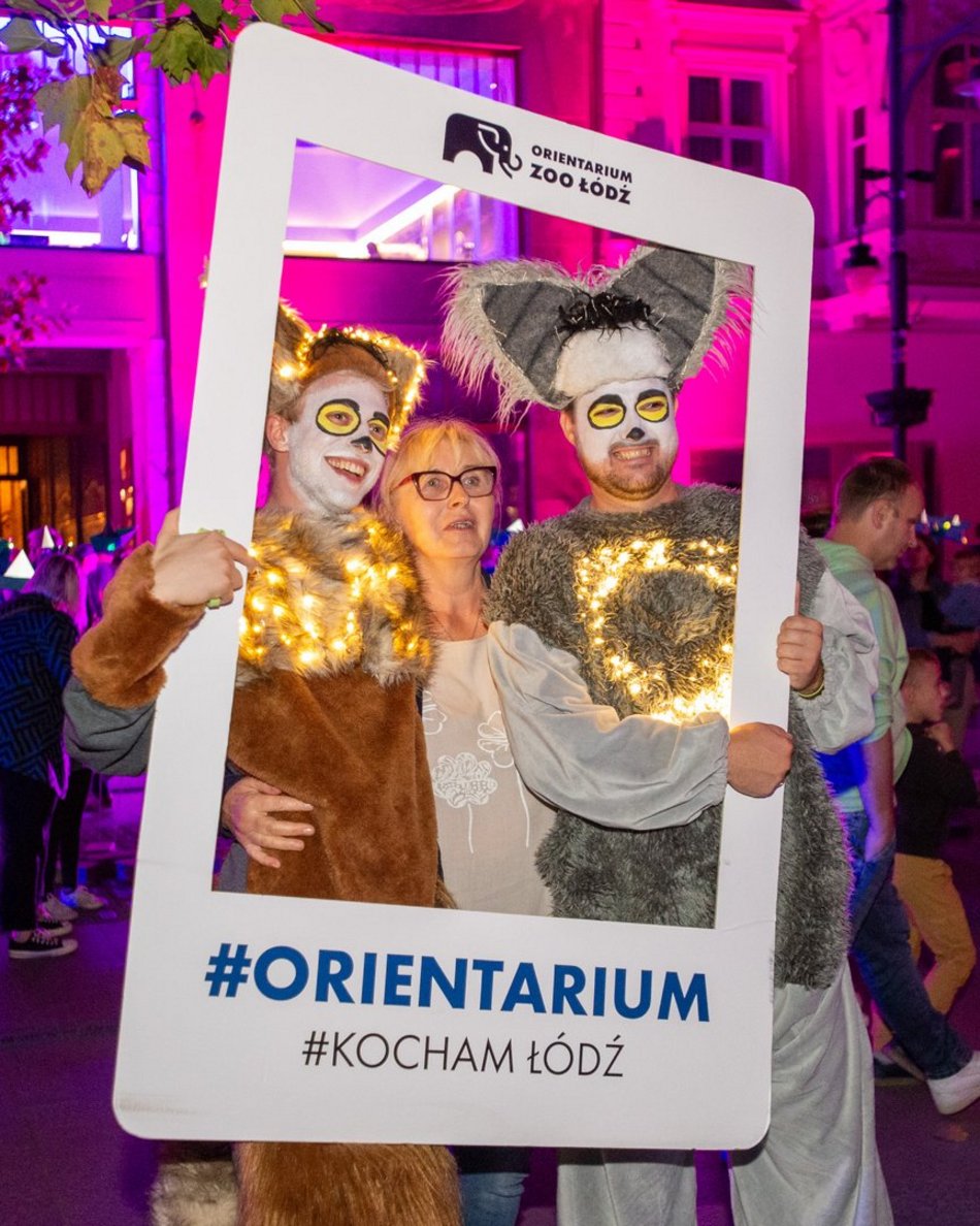 ludzie na festiwalu światła w Łodzi