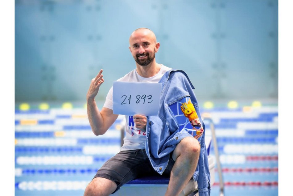 Łódź. Pływa, aby czynić dobro w Łodzi. Jak Adam Jerzykowski przekuł pasję w pomaganie?