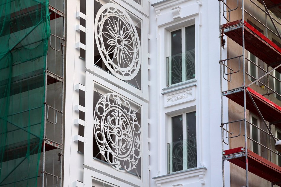 Łódź. Biała kamienica na rogu Zachodniej i Więckowskiego